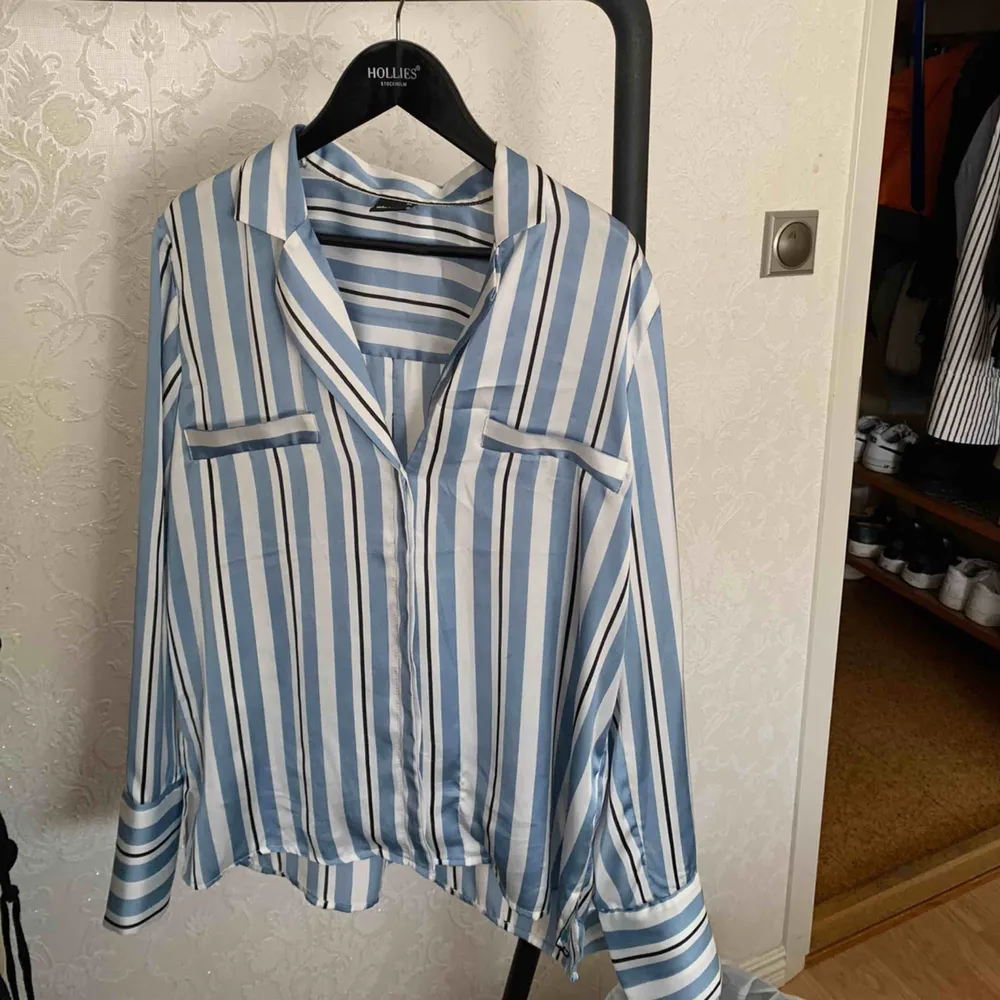 En söt pyjamas-aktig tröja från GinaTricot. Minns absolut inte priset men kostade säkert 249-299. Aldrig använd. Passar från xs-m.. Blusar.