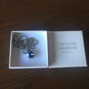  - Halsband från Caroline Svedbom. Endast använt 1 gång på ett bröllop. Nypris 699 kr Köparen står för frakten.  Dustbag och låda ingår  Vid snabb affär kan priset diskuteras 