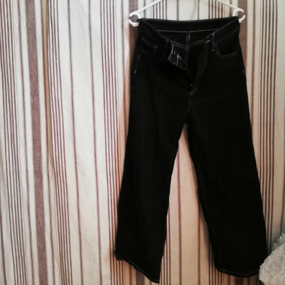 🌺 Svarta jeans med vita sömmar från monki. Stl 25. Väl använda men kommer inte till användning längre. Frakt 60:-.. Jeans & Byxor.