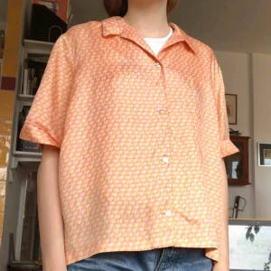  - Fin rosa/grön silkes skjorta! Jag är XS och på mig sitter den som på bilden så jag tror att den är M typ. 