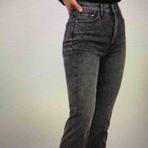 Säljer nu liknande jeans fast med fransar nedtill från hm.Lite korta på mig som är 1,70.Fler bilder finns för den som vill ha!