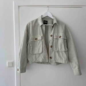 - Härlig vårjacka från Zara. Jackan är i mintgrön och i mycket fint skick! Endast använd ett fåtal gånger. Är i storlek S/36. Frakt 66kr👒