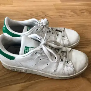 Stan smiths, lite slitna o smutsiga men tvättas såklart innan. kan frakta men köparen står för frakten. Ser väldigt slitna ut men är inte liika slitna irl.