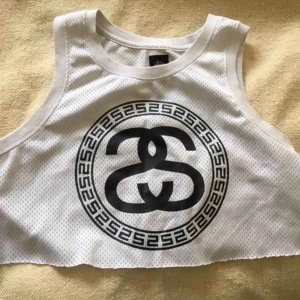  - Avklippt linne från Stüssy. I utmärkt skick! Finns att hämta i Malmö eller skickas mot frakt 🌹