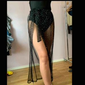  - Såå fin seethrough kjol med glitterdetaljer och slits. Passar så bra över kjol/shorts/cykelbyxor✌️✨
