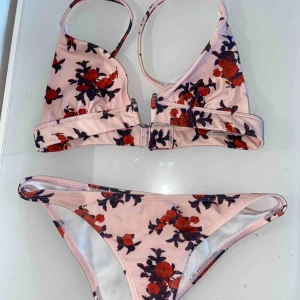  - Rosa bikini från NAKD. Den har rosor på sig samt guldiga detaljer, är superfin men dock aldrig använd då den var för liten. Köptes nyligen.