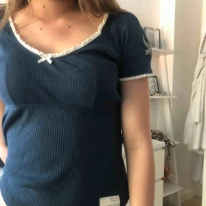  - Säljer nu min fina blåa odd Molly tröja! Använd fåtal gånger men ser exakt ut som en ny. Perfekt till våren och sommaren😍