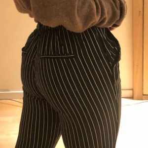  - Supersnygga lätta byxor från Mango❣️sista bilden visar färgerna bäst. Använda endast ett fåtal gånger och har därför inga som helst slitage. Pris går att diskutera 