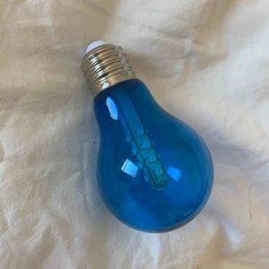  - En blå lampa som lyser upp rummet med ett blått ljus!