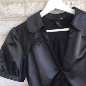  - Säljer nu den här skjortan! Den absolut finaste skjortan jag äger, men som tyvärr inte passar mig:(köpt av min mamma, oklart för hur längesen, men inte använd mycket. Kan skicka fler bilder om så önskas! Frakt tillkommer💕✨🌸