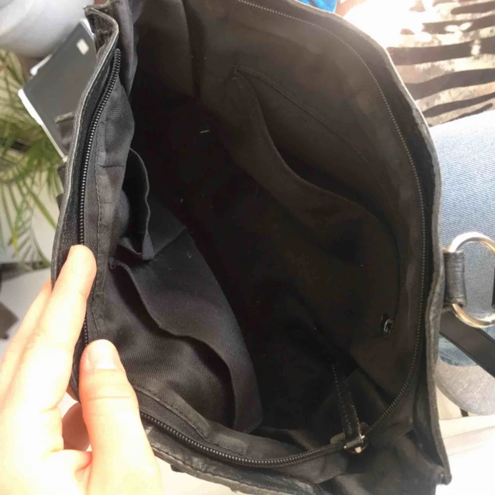 En svart snygg vintageväska i äkta läder. Väl använd och lite skrynklig i skinnet men det gör den bara mer ball ;) . Väskor.