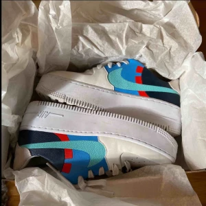 Nike airforce - Nike air force 1’07, storlek 36,5 US6, 23 cm. Ny skick! Pris: 900kr + frakt. Använd 3 gånger, lådan följer med! Nypris: 1299kr