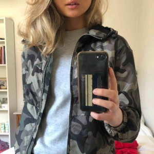  - Snygg o cool jacka från Bershka💞💞 Perfekt till träning eller bara en vanlig vardag!! Det går att spänna åt luvan och längst ner på jackan, den har även 2 fickor🙌🏼🙌🏼💞💞 kvar tills markerad såld‼️‼️ Frakt ingår i priset‼️‼️💗