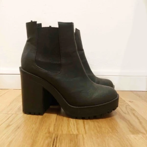  - Klackar med grov sula från H&M. Storlek 37.