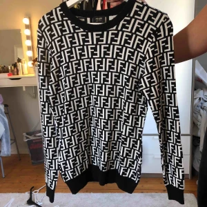  - En fake Fendi tröja. Aldrig användt. Kan frakta men köparen står för frakten. Betalning genom swish