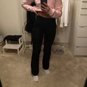 Raka kostymbyxor 34 - Sjukt snygga konstymbyxor från bikbok, säljer för att jag inte får användning för dom. De är använda fåtal gånger och köptes för 399kr. Storlek 34, jag är 160cm lång. Frakt tillkommer.