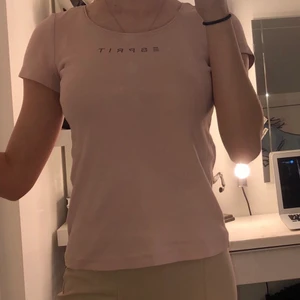 Snygg Tshirt från Esprit  - Tröjan är en ljusrosa T-shirt från Esprit! Den är i bra skick och är en allmänt väldigt fin tröja. Den är en storlek xs. Betalas via swish och priset är inklusive frakt😊