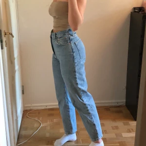Supersnygga Mom Jeans  - Högmidjade Mom Jeans  från Ginatricot. Vid frakt tillkommer 69kr 😊 (priset har genom bud stigit från 160kr till 210kr) 