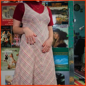  - Supersöt klänning som aldrig kommer till användning:( Kommer passa perfekt till sommaren och är jätteskön:) Frakt tillkommer på 42kr❤️❤️