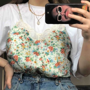  - världens finaste silkeslinne!! köpt second hand, hur fint som helst att ha över en tisha 🥺🥺👉👈, frakt tillkommer! FÖRST TILL KVARN 