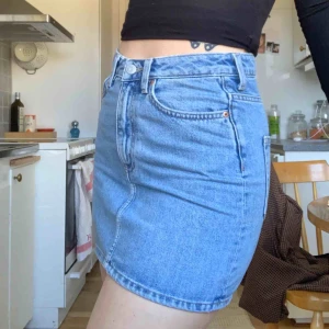 - Jeanskjol från Weekday. Jag är 171cm och tycker den är lite för kort därav används den inte. Frakt tillkommer eller mötas upp i Malmö🌸