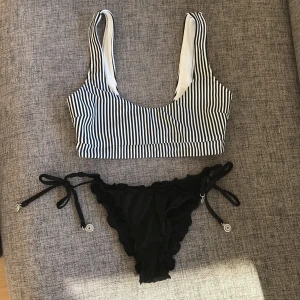 Bikiniset från hollister - Superfint bikini set, överdelen är i strl XS, passar även mig som har S. Underdelen vet jag inte var den kommer ifrån men den passar XS-S eftersom man kan knyta den på sidorna. Endast testade, underdelen är skrynklig i rumpan och formar fint. Exl frakt💗⚡️