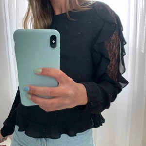  - Väldigt söt blus från Zara. I väldigt bra skick.  Frakt tillkommer!  Buda gärna!🌸