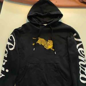  - I princip oanvänd Kenzo hoodie i strl M. Fynd!!