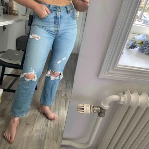  - Perfekta Levi’s jeans som tyvärr inte passar mig så bra! I princip nya, inte använda mycket så i nyskick! Köparen står för frakten 💜