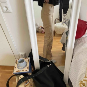  - Säljer dessa beige jeans från monki, modellen Yoko. Köparen står för eventuell frakt (63kr spårbart), jag är 160cm med lite längre ben💞💫
