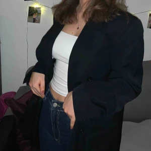  - En as cool o ball svart kavaj/blazer. Jag köpte den på beyond retro, den är oversize och as najs att piffa upp en tråkig outfit med💖😍