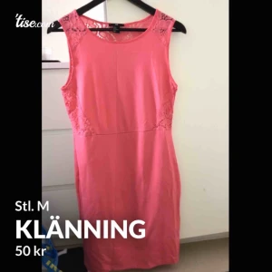  - Klänning med spets på ryggen. Rosa färg. Stl. M. 50kr + frakt🛍