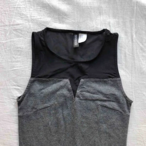  - En fin bodycon klänning från H&M. Använd men hel och fin fortfarande! Svart genomskinligt tyg vid halsen. (Frakt tillkommer om den ska skickas)