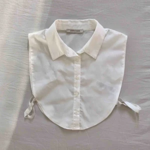  - Krage från Pieces att ha under tröjor. I fint skick! (Frakt tillkommer om den ska skickas)