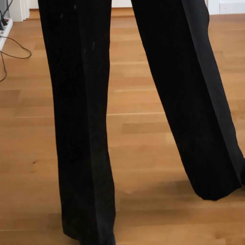 Riktigt snygga svarta kostymbyxor från NAKD, till byxorna ingår ett skärp jag fick till som e i svart tyg. Endast använt som en gång förra sommaren men sedan har dom bara legat i garderoben (d e smuts på spegeln o inte byxorna). Jeans & Byxor.