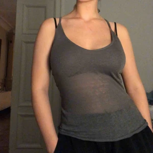  - Genomskinligt linne med förstärkning i bysten så man ser inget. Knyte i ryggen så man kan ställa in längden på banden. SÅ smickrande!! Köparen står för frakt:)