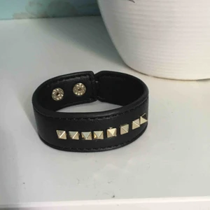  - 2st edblad armband❣️ superfina och passar till de mesta! Köptes för 250kr st men säljer båda för 90 eller 50kr st