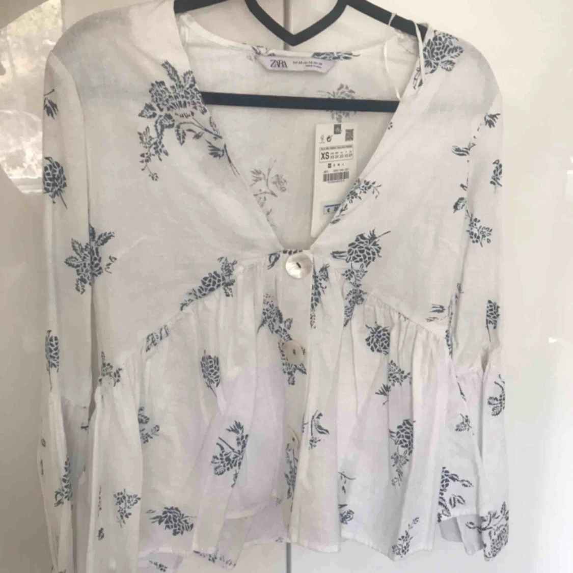 Zara vit blå blommig blus - 90