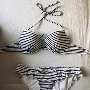Bikini från Hollister - Använd några gånger men nu är den för liten tyvärr. Överdel stl 34B och underdel stl M. Kan mötas upp runt Stockholm eller frakt 63 kr. 