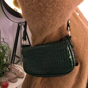 En grön ormskinn väska, från Asos i bra skick! 90-tals väska som är populär just nu.