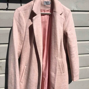  - Ljusrosa kappa ifrån Only. Den är lite tjockare så funkar både till vintern och hösten!🌸 100kr+63kr Frakt 