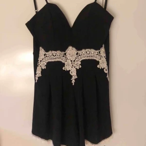  - Snygg, svart shortsdress med vita spetsdetaljer, aldrig använd. Bygel och vaddering vid bysten, dragkedja i ryggen☺️ köparen betalar frakten🌟