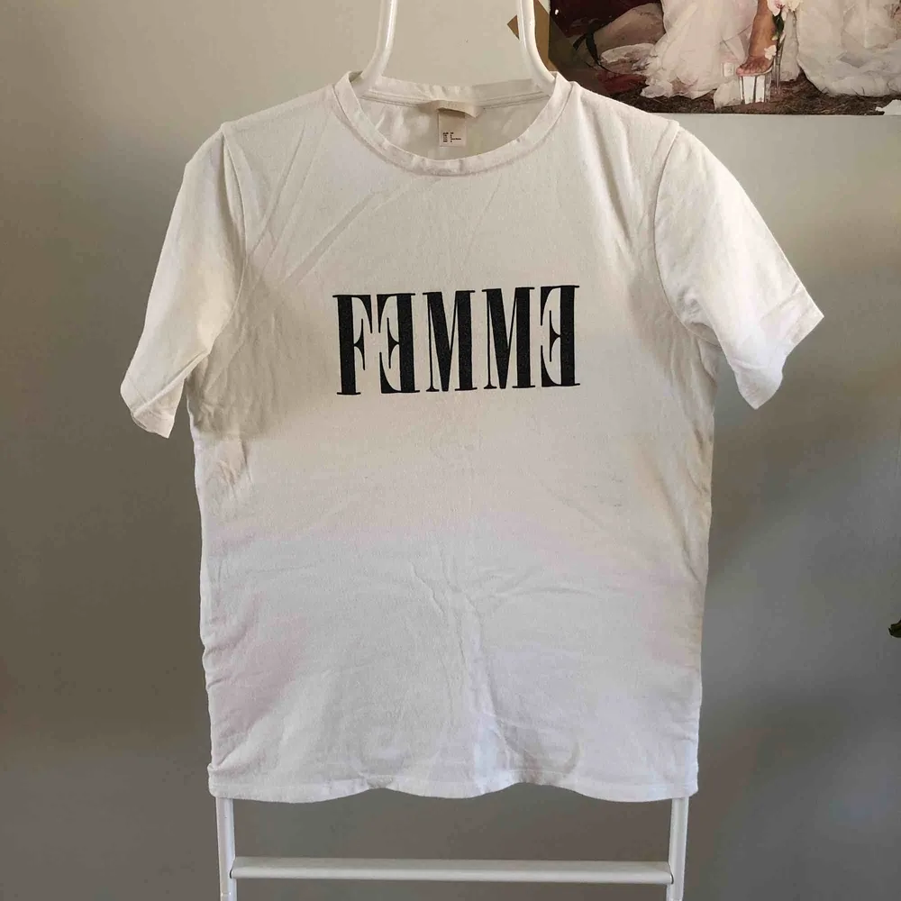 T-shirt med trycket FEMME. Ganska tight i modellen. Kan mötas upp i Göteborg eller så skickar jag den mot en fraktkostnad. T-shirts.