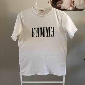 T-shirt med trycket FEMME. Ganska tight i modellen. Kan mötas upp i Göteborg eller så skickar jag den mot en fraktkostnad