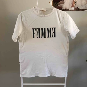 - T-shirt med trycket FEMME. Ganska tight i modellen. Kan mötas upp i Göteborg eller så skickar jag den mot en fraktkostnad