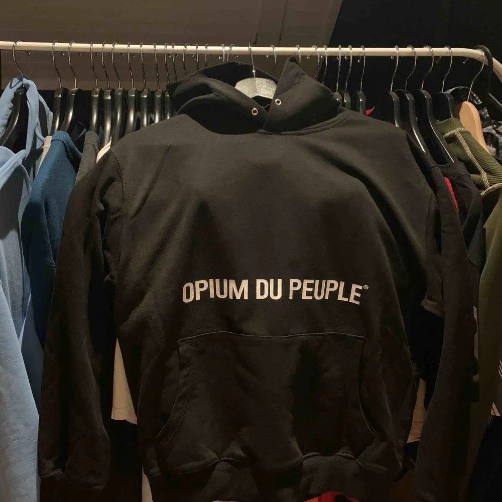 En svart hoodie från det franska märket opium du peuple. Aldrig använd och ny pris 90€. Storlek M men är liten i storleken och sitter som S och det är därför jag säljer den. Köparen står för frakt. Hoodies.