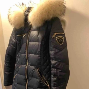  - Säljer nu min ursnygga rock and blue jacka i storlek 36. Är i så gott som ny då den endast är använd en säsong. Stor fin vit pälskrage. Frakt tillkommer i priset! 