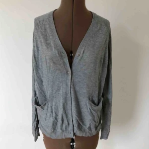 - Klassisk grå kofta i mjukaste materialet. Superskön och superfint skick. Priset är inklusive frakt.