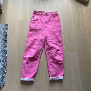  - Second hand byxor. Rosa. Hög midja. Frakt ingår inte i priset.