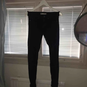  - Svarta jeans från Gina, har använt dem ganska mycket, de har också ett hål på baksidan under rumpan. Jag har försökt att laga men det blev inte bra🐛 